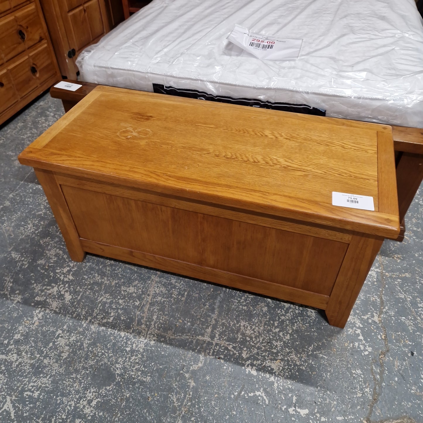 Solid pine top open blanket box Q3223