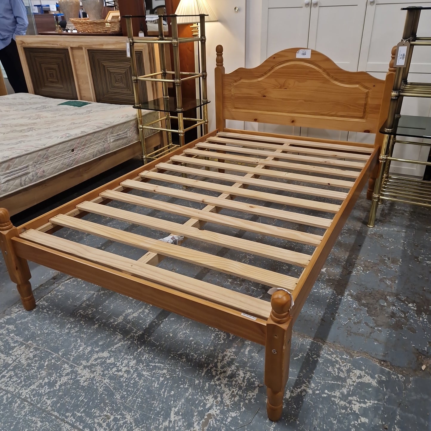 4ft solid pine framed bed  Q3323