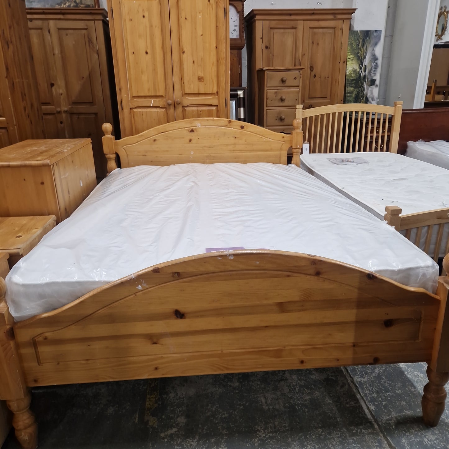 4ft 6 solid pine framed bed