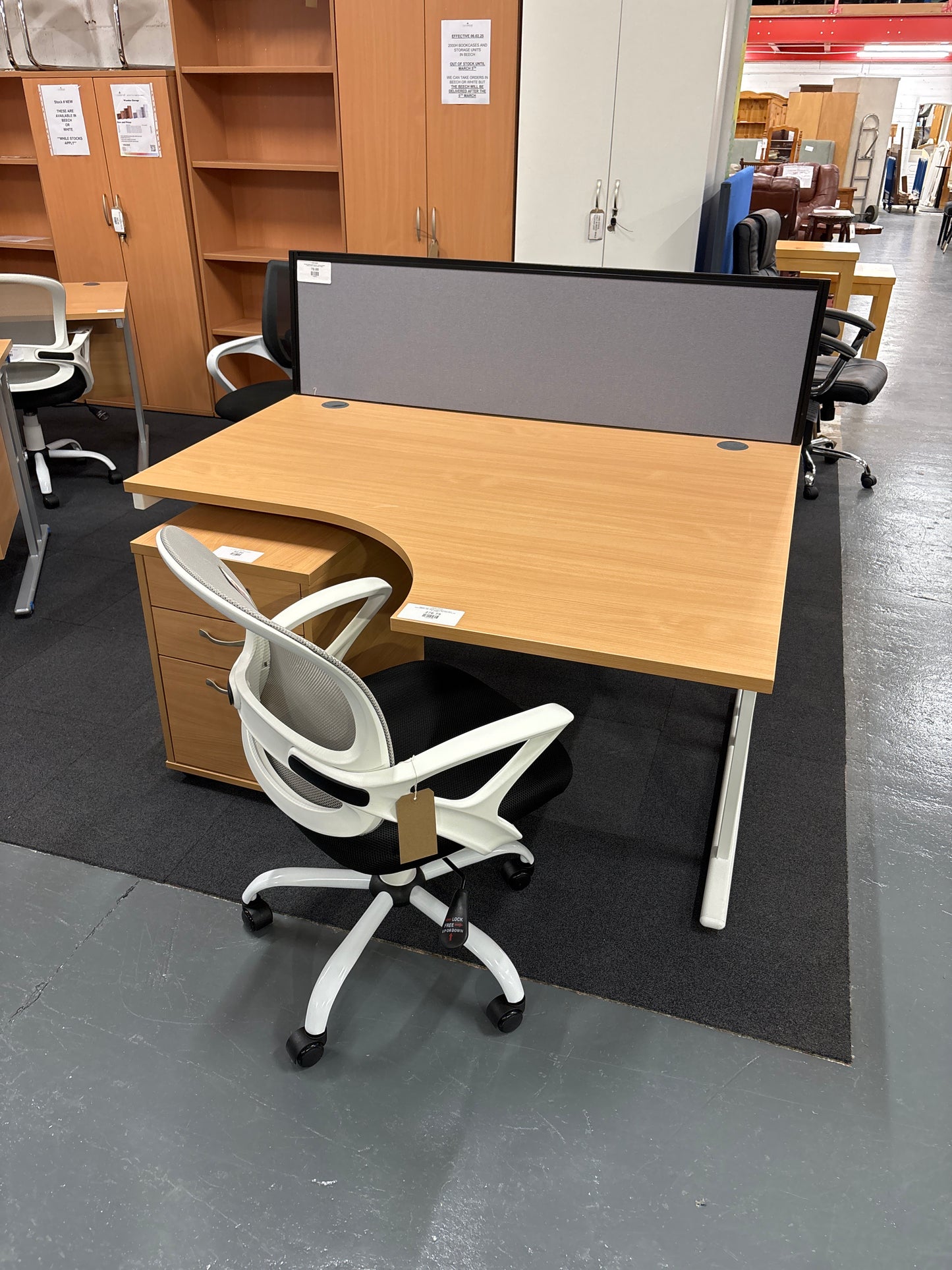 BRAND NEW  RIGHT HAND ergonomic desk 1400*1200mm wide silver cantilever leg frame beech top 20 12 2024