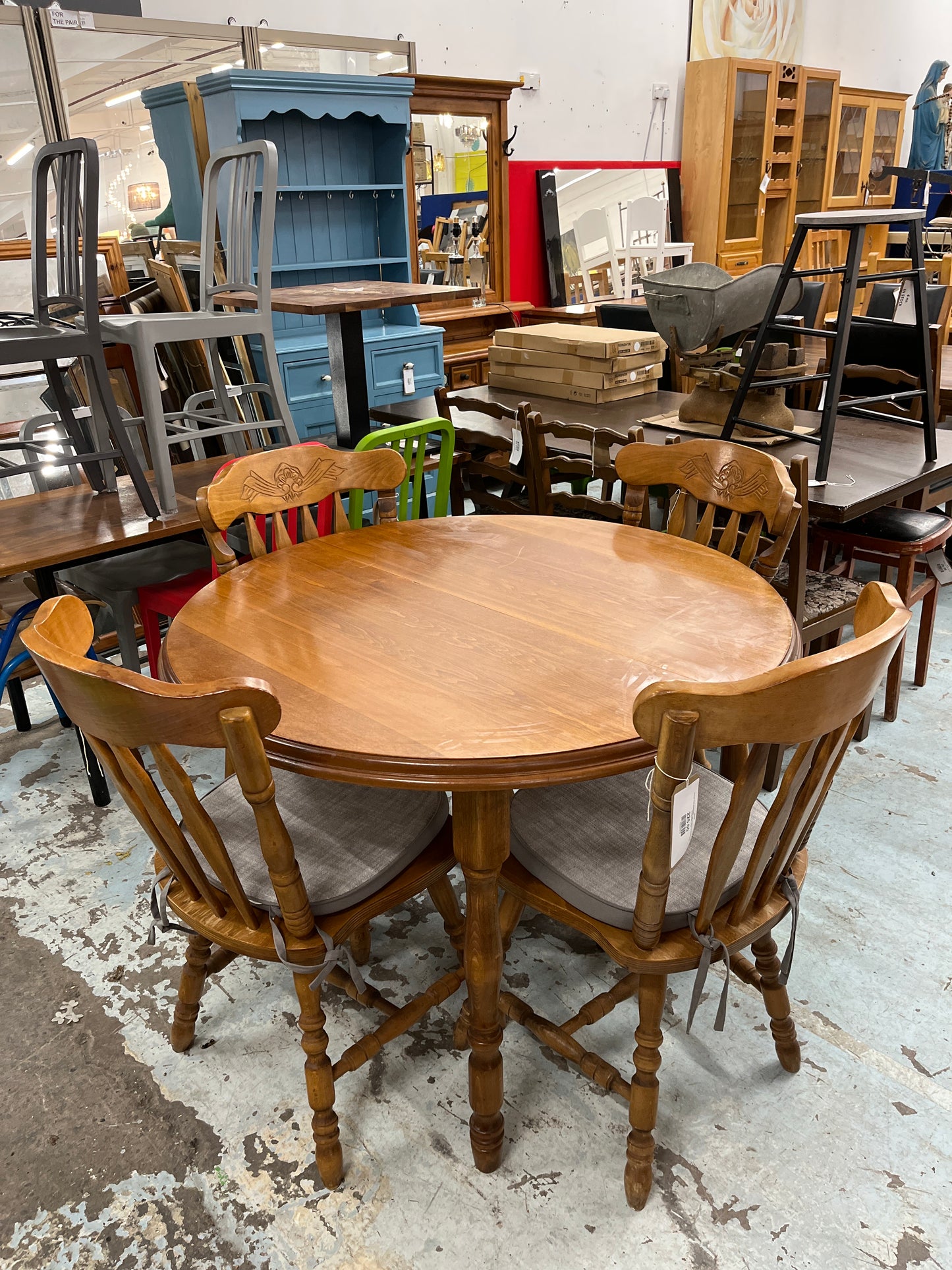 Circular Pine dining table with 4 matching spindle back dining chairs 2125