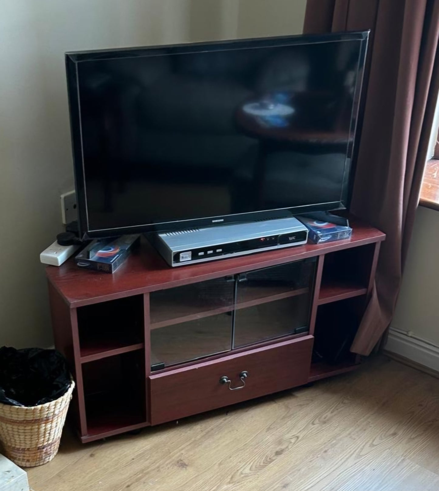 Mahogany laminate low corner tv unit 2324