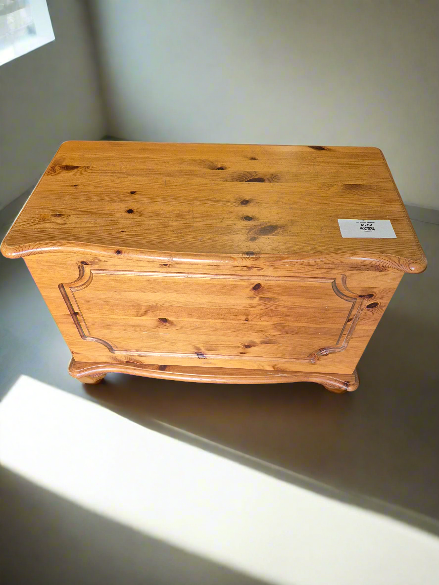 Solid pine open blanket box