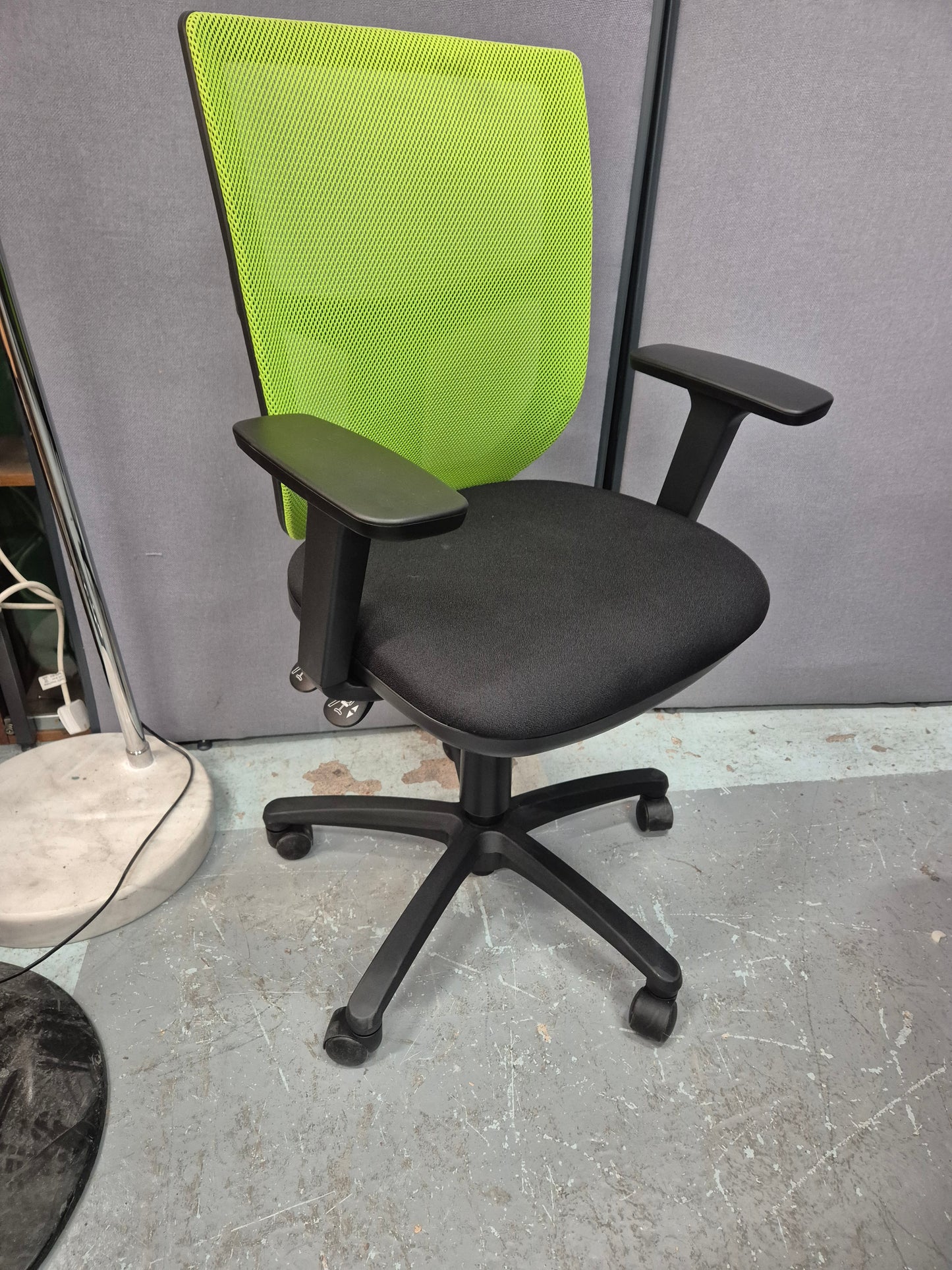 Altino green mesh back, black seat with height adjustable arms