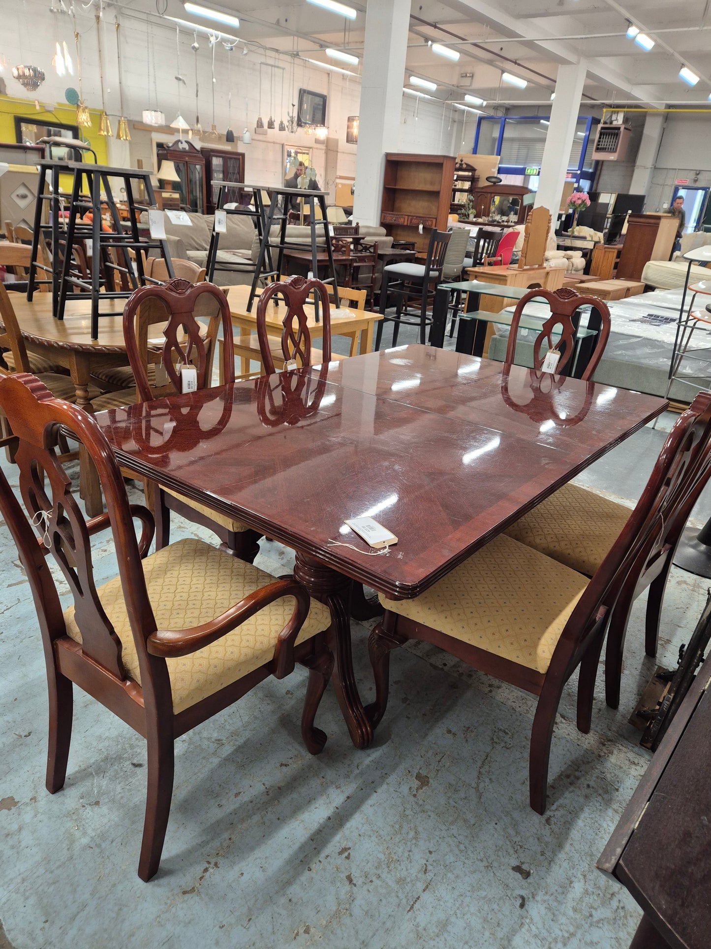 Large high gloss mahogany extendable dining chair with 6 no. matching dining chairs and 2 no. carvers  1125