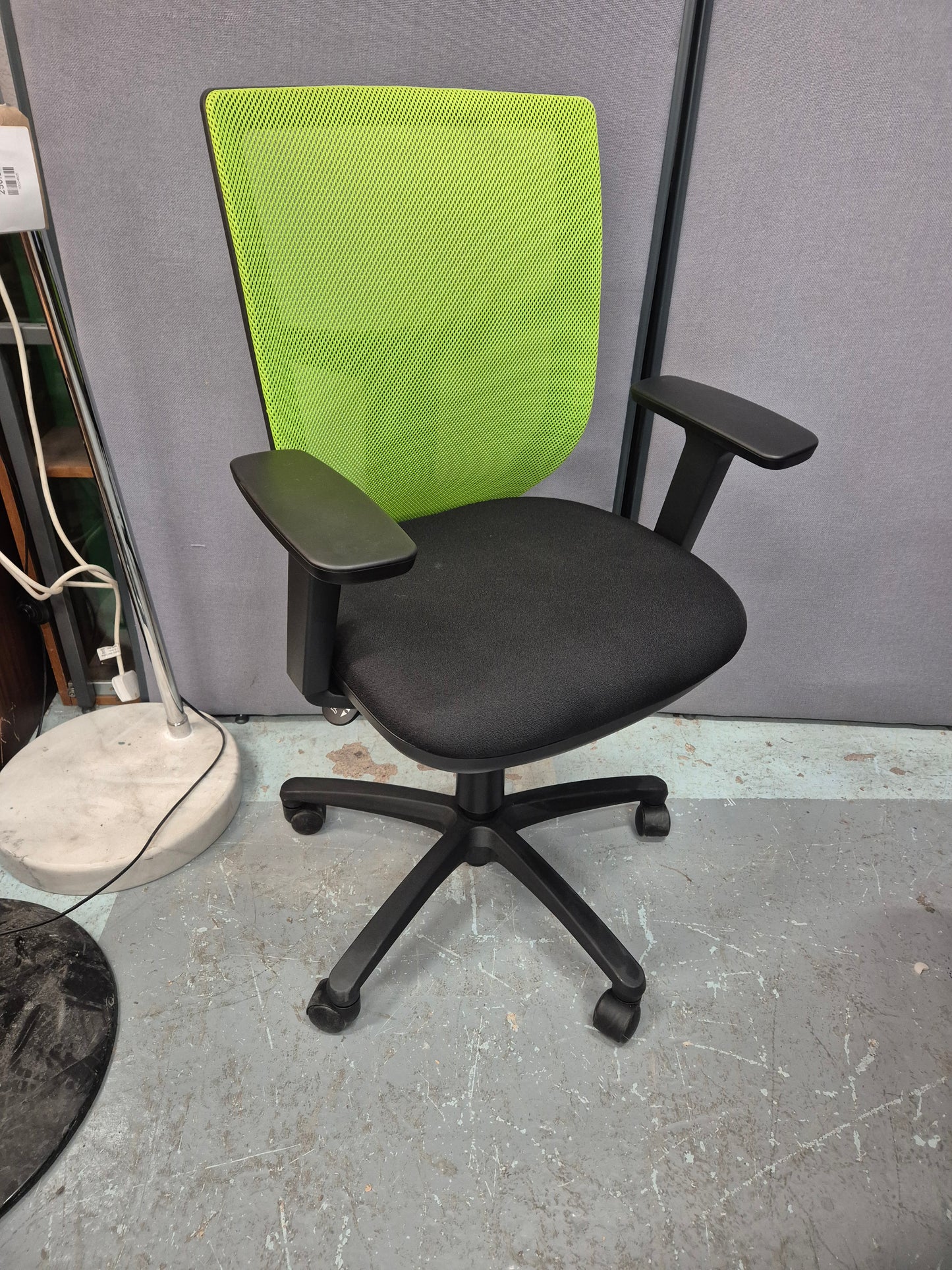 Altino green mesh back, black seat with height adjustable arms