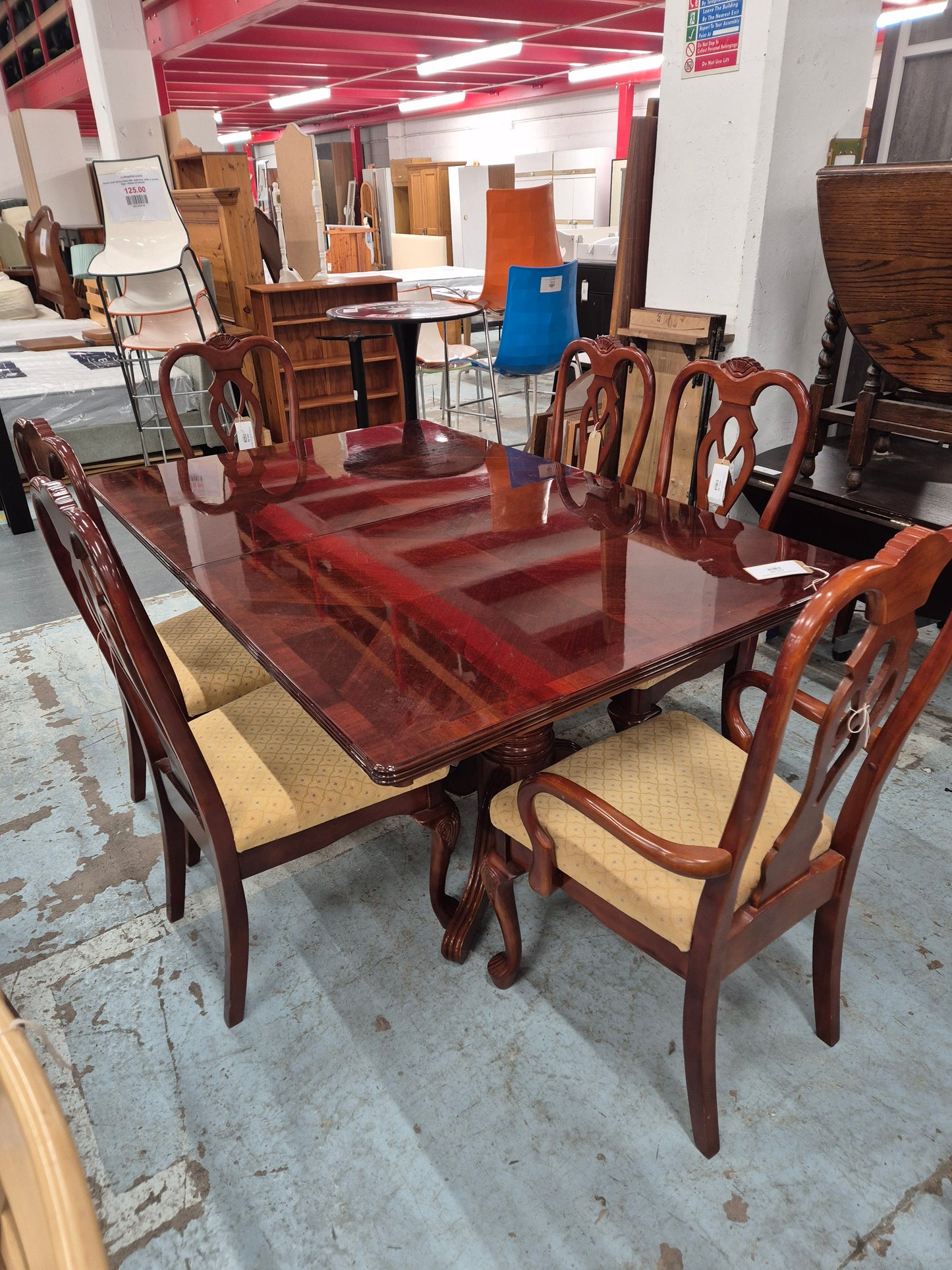 Large high gloss mahogany extendable dining chair with 6 no. matching dining chairs and 2 no. carvers  1125