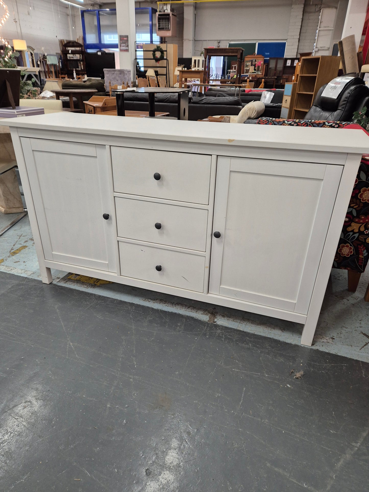 White painted 2 door 3 drawer sideboard  4224