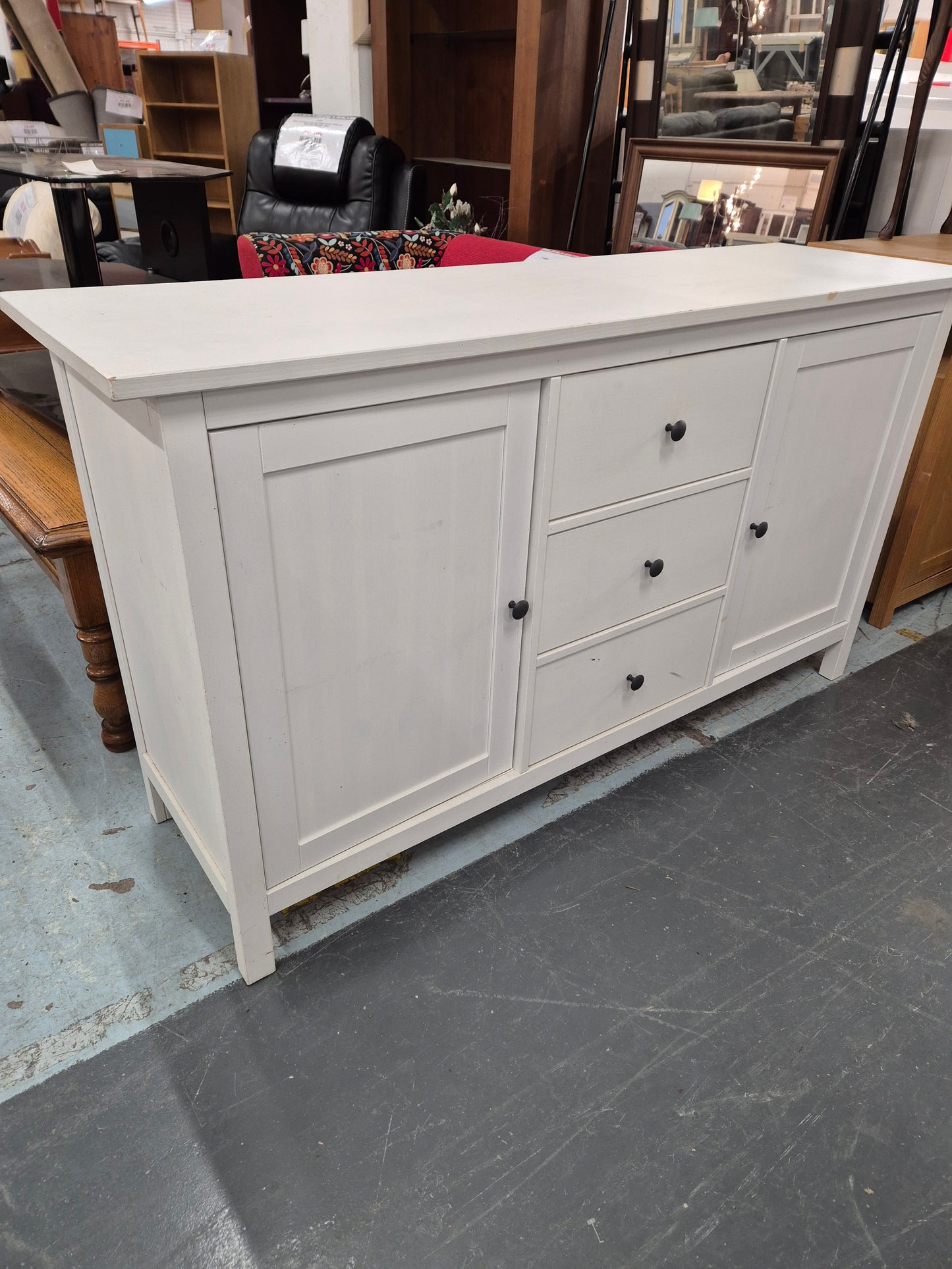 White painted 2 door 3 drawer sideboard  4224