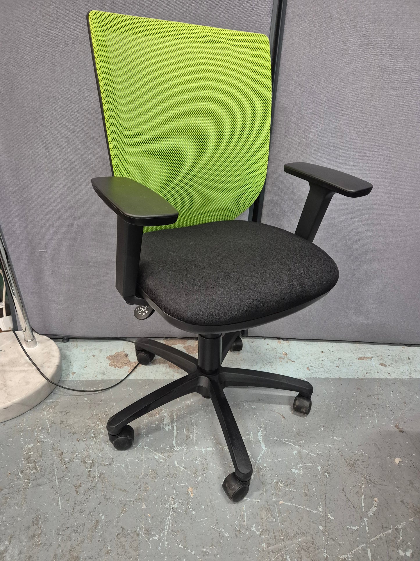 Altino green mesh back, black seat with height adjustable arms